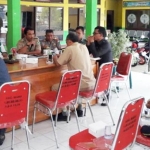 Suasana saat rapat koordinasi digelar di Aula Pendopo Kecamatan Waru, Pamekasan.