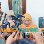 Khofifah Indar Parawansa saat memberi keterangan ke awak media terkait Pilgub Jatim 2024. Foto: DEVI FITRI AFRIYANTI/BANGSAONLINE