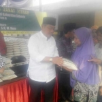 SEMOGA BERMANFAAT: Bupati Sidoarjo H Saiful Ilah ikut membagikan beras zakat fitrah di Pendopo Delta Wibawa, Rabu (13/6) sore. foto: MUSTAIN/ BANGSAONLINE