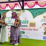 Pj Wali Kota Mojokerto saat menyerahkan piagam kepada para pemenang festival.