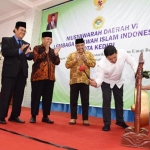 Wali Kota Kediri Abdullah Abu Bakar saat memukul gong di pembukaan Musda LDII Kota Kediri yang ke-VI di Pondok Pesantren Wali Barokah. foto: ist