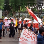 Massa PMII Gresik saat berorasi di depan DPRD Gresik. foto: SYUHUD/ BANGSAONLINE