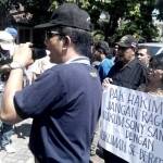 Massa ormas Kediri saat berorasi mengawal kasus pencabulan oleh seorang pengusaha, di PN Kota Kediri, Rabu (18/5). foto: arif kurniawan/ BANGSAONLINE