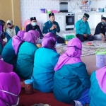 BERI SEMANGAT: Cawabup Subandi saat konsolidasi tim dan relawan dari Kecamatan Waru, Minggu (4/10). foto: ist.