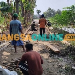 Pelaksanaan perkerasan jalan dengan rabat beton. Foto: HENDRO SUHARTONO/BANGSAONLINE