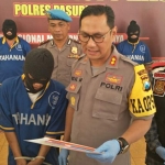 Tersangka pencurian M. Sulaiman Chusen saat diekspos oleh Kapolres Pasuruan AKBP Rizal Martomo.