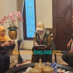 Gubernur Jatim periode 2019 – 2024, Khofifah Indar Parawansa menjalani Pencocokan dan Penelitian (Coklit) data pemilih oleh Petugas Pantarlih di rumah pribadinya. FOTO: Devi Fitri Afriyanti/BANGSAONLINE.com