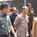 Bupati Kediri dr. Hj. Haryanti Sutrisno, Kapolres Kediri Kota AKBP Miko Indrayana, dan Dandim 0809 Kediri Letkol Kav. Dwi Agung ketika hendak memasuki ruang pertemuan sosialisasi. 