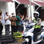 Personel Saltantas Polrestabes Surabaya saat menggunakan motor listrik.