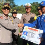 Polres Blitar beri SIM Gratis pada 16 millennial berprestasi.