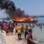 Terbakarnya kapal motor (KM) bermuatan BBM terbakar di perairan laut Gili, Kabupaten Probolinggo jadi tontonan warga.