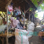 Endang Yati, pedagang sandal di Pasar Bringkoning saat menata dagangannya. Foto: MUTAMMIM/ BANGSAONLINE