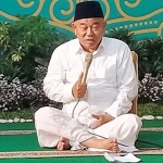 Kiai Asep sedang memimpin doa.