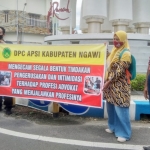 Pengacara Ngawi saat menggelar aksi solidaritas di perempatan Kartonyono.