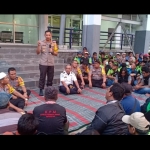  Kapolresta Sidoarjo Kombes Pol Zain Dwi Nugroho saat berbincang dengan komunitas-komunitas di Terminal Purabaya.