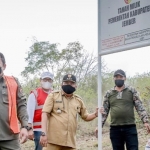 Bupati Jember Hendy Siswanto bersama Fokopimda Kabupaten Jember melakukan pemasangan papan nama bertuliskan “Tanah Milik Pemerintah Kabupaten Jember” di Gunung Sadeng, Kecamatan Puger.