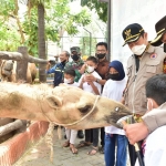 Bupati Yuhronur, Kapolres AKBP Miko Indrayana, dan Dandim Letkol Sidik Wiyono bersama anak yatim/piatu di Mazoola.