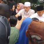  Dr. KH. Asep Saifuddin Chalim, MA dan Habib Hasan Mulahela saat membagikan takjil di pinggir jalan raya Solo, Ahad (19/5/2019). foto: BANGSAONLINE.com