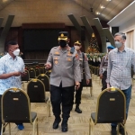 Kapolresta Sidoarjo, Kombes Pol Kusumo Wahyu Bintoro, saat meninjau langsung keamanan dan penerapan protokol kesehatan di gereja.