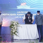 Bupati Kediri Hanindito Himawan Pramana saat menandatangani berita acara disaksikan oleh Deputi Kepala Perwakilan Bank Indonesia Cabang Kediri Wihujeng Ayu Rengganis dan Mr. Kalend, pemilik salah satu tempat Kursus Bahasa Inggris di Kampung Inggris. foto: ist.