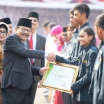 Pakde Karwo serahkan penghargaan kepada para juara pada  acara Hardiknas di Grahadi, Rabu (2/4).