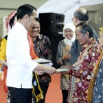 Presiden RI Joko Widodo dalam acara penyerahkan sertifikat tanah untuk masyarakat Jawa Timur di Gedung Wahana Ekspresi Poesponegoro, Kabupaten Gresik, Senin(27/1). foto: istimewa/ bangsaonline.com