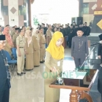 Perwakilan ASN saat menandatangai berita acara pelantikan.