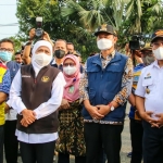 Gubernur bersama Kepala BBPJN dan Bupati Lamongan saat melihat kondisi Jembatan Ngaglik yang ambles dan sedang dilakukan perbaikan.