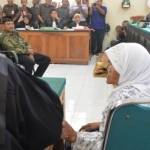 Sidang lanjutan nenek Asyani saat Subakri, Kepala Dusun Krastal memberikan kesaksian di depan majelis hakim. foto: Hadi Prayitno/BangsaOnline.com