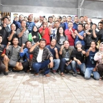 Para wartawan yang meliput di wilayah Sidoarjo foto bareng dengan Kapolres dan jajaran.