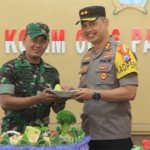 Dandim 0826/Pamekasan Letkol Inf M. Efendi M.S mendapat potongan tumpeng dari Kapolres Pamekasan AKBP Teguh Wibowo.