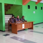 Sejumlah panitia dan anggota Satpol PP berjaga di depan tangga menuju lokasi kegiatan.