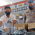 Kapolres Blitar Kota AKBP Leonard M Sinambela menunjukkan barang bukti berupa bahan petasan yang diamankan.