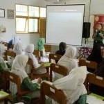 Dandim 0813 Bojonegoro Letkol Inf M. Herry Subagyo saat memberikan materi wawasan kebangsaan. foto: EKY NURHADI/ BANGSAONLINE