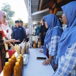 Ning Sasha bersama peserta Sidoresik 2023 mengunjungi Wisata Desa Candinegoro, Kecamatan Wonoayu. Foto: Ist