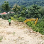 Aktivitas penambangan ilegal menggunakan eskavator di Desa Kotakan yang berpotensi merusak lingkungan. foto: HADI PRAYITNO/ BANGSAONLINE