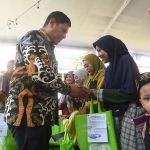 Wali Kota Kediri Abdullah Abu Bakar menyalami salah satu warga. Foto: Ist. 