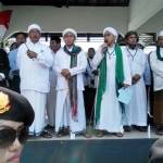 Para kiai dari 34 pondok pesantren se-Bondowoso saat orasi di depan 5000 warga NU yang long march menentang acara Syiah di Bondowoso Jawa Timur. Tampak KH Muhammad Hasan (pegang mik) saat memberikan orasi di depan para pendemo. foto: bangsaonline.com