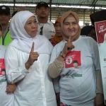 Khofifah berfoto bersama para pedagang pasar.