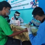 Para atlet, pelatih, dan pengurus KONI Kabupaten Pamekasan mengikuti rapid test di gedung Muhammadiyah Pamekasan. 