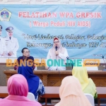 Wakil Bupati Gresik, Aminatun Habibah, saat memberikan arahan dalam pencegahan penyebaran HIV/AIDS. Foto: SYUHUD/BANGSAONLINE
