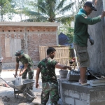 Satgas TMMD mulai melakukan pemlesteran untuk pembangunan tugu prasasti TMMD.