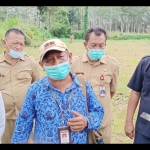 Kepala BPCB Provinsi Jawa Timur Zakaria Kasimin didampingi Kepala Disparbud Kabupaten Kediri Adi Suwignyo (kanan), saat memberikan keterangan pers di lokasi penemuan lima arca di Dusun Dorok, Desa Manggis, Kecamatan Puncu, Kabupaten Kediri. foto: MUJI HARJITA/ BANGSAONLINE