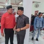 Ketua DPC PDIP Kabupaten Malang, Didik Gatot Subroto, dan Khamim Tohari pengurus DPC PDIP Kota Batu saat melakukan komunikasi politik usai menyerahkan formulir pendaftaran.