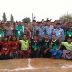 Para peserta foto bersama saat penutupan sarung soccer.