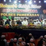 Suasana Salawat dan Tabligh Akbar di monumen Arek Lancor.