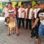 Para WBP saat akan menyembelih hewan kurban.