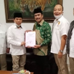 Ketua DPD Gerindra Jatim Soepriyatno ketika menyerahkan rekom kepada pasangan QA (Qosim dan Alif). foto: ist.