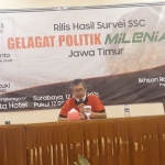 Peneliti senior SSC, Ikhsan Rosidi memaparkan hasil survei SSC tentang Kepuasan Millenials terhadap kinerja Khofifah - Emil. foto: DIDI ROSADI/ BANGSAONLINE