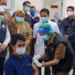 Gubernur Jawa Timur Khofifah Indar Parawansa melakukan kunjungan ke RSUD Syarifah Ambami Rato Ebu Bangkalan dalam rangka vaksinasi Covid-19 tenaga kesehatan, Senin (8/2/2021).